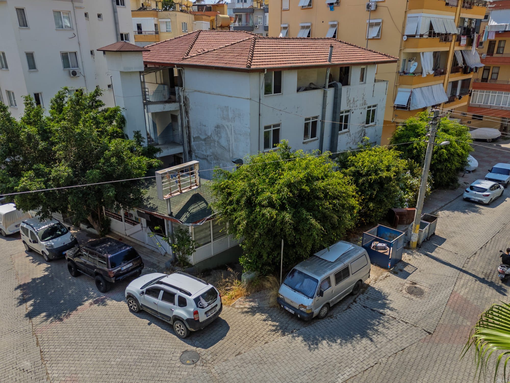 CİKCİLLİ MERKEZDE SATILIK 242M² ARSA ÜZERİNDE 4 KATLI TİCARİ BİNA