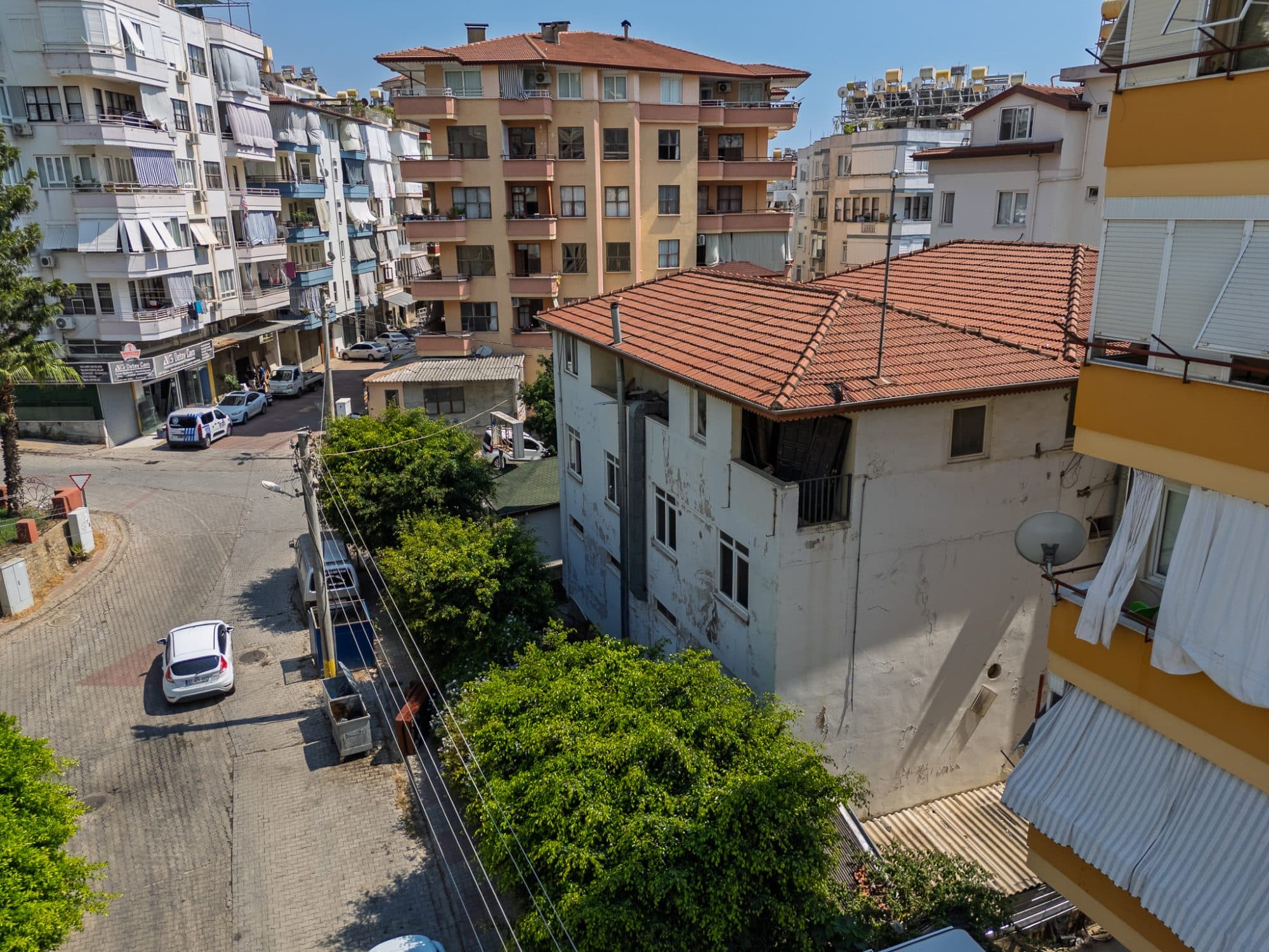 CİKCİLLİ MERKEZDE SATILIK 242M² ARSA ÜZERİNDE 4 KATLI TİCARİ BİNA