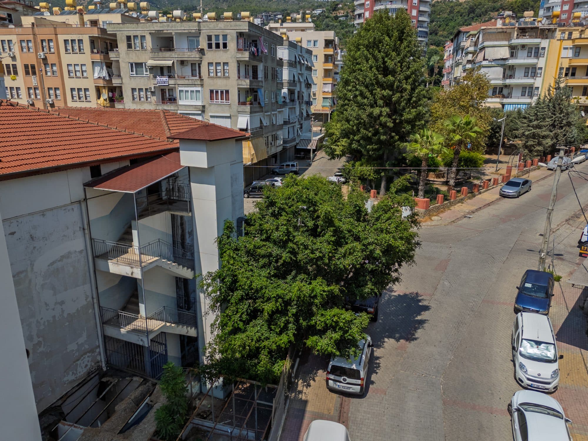 CİKCİLLİ MERKEZDE SATILIK 242M² ARSA ÜZERİNDE 4 KATLI TİCARİ BİNA