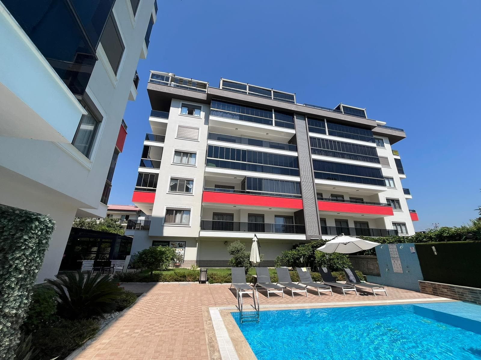ALANYA KESTEL'DE DENİZE 150MT SATILIK FULL EŞYALI AKTİVİTELİ 1+1