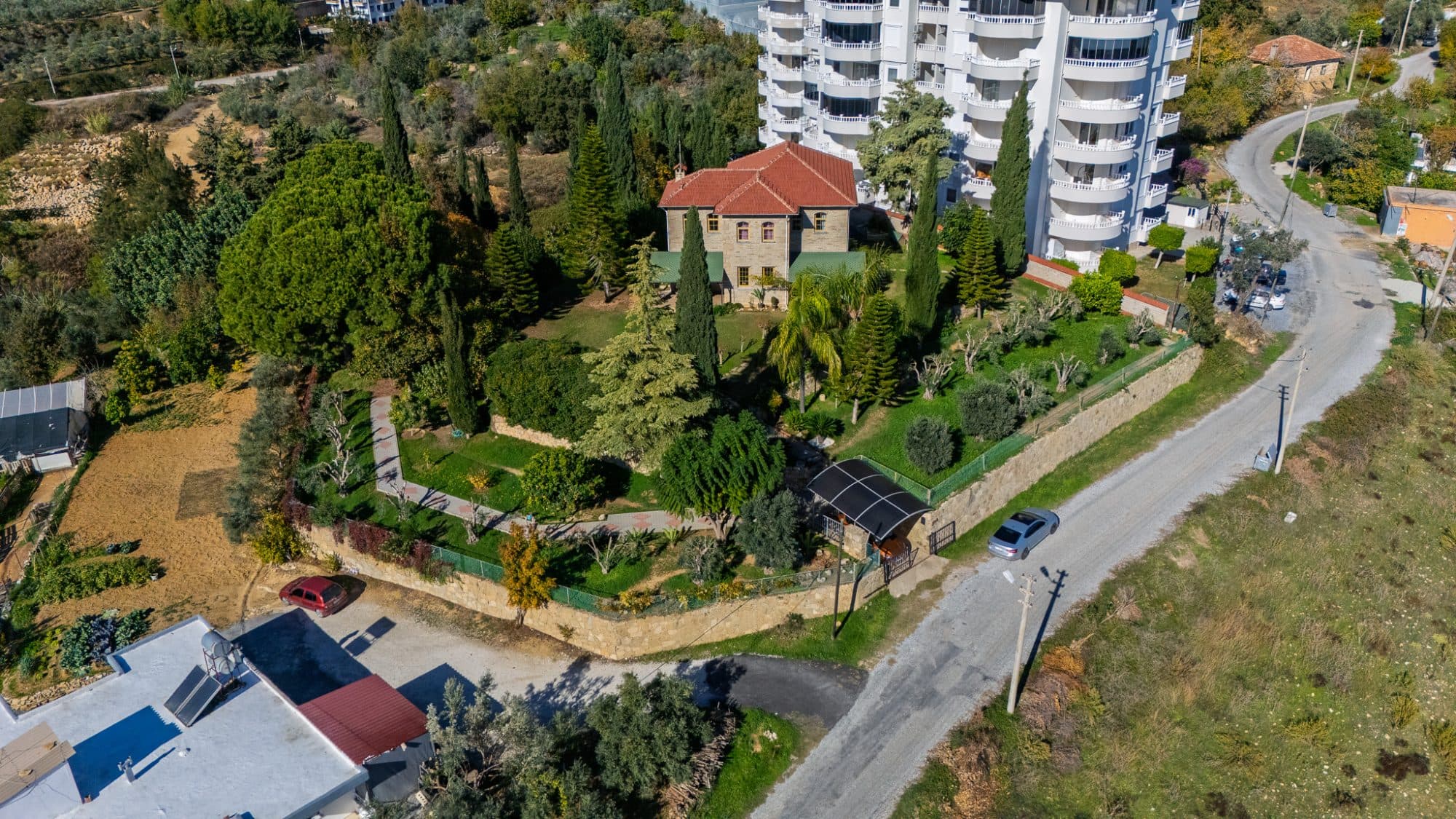 4.240 m² Arazi Üzerinde Özel Bahçeli 225 m² Satılık Taş Ev 2