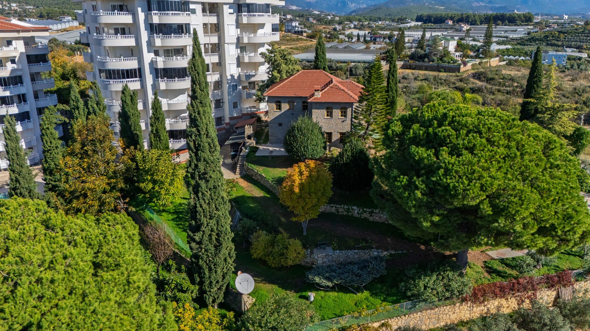 4.240 m² Arazi Üzerinde Özel Bahçeli 225 m² Satılık Taş Ev 6