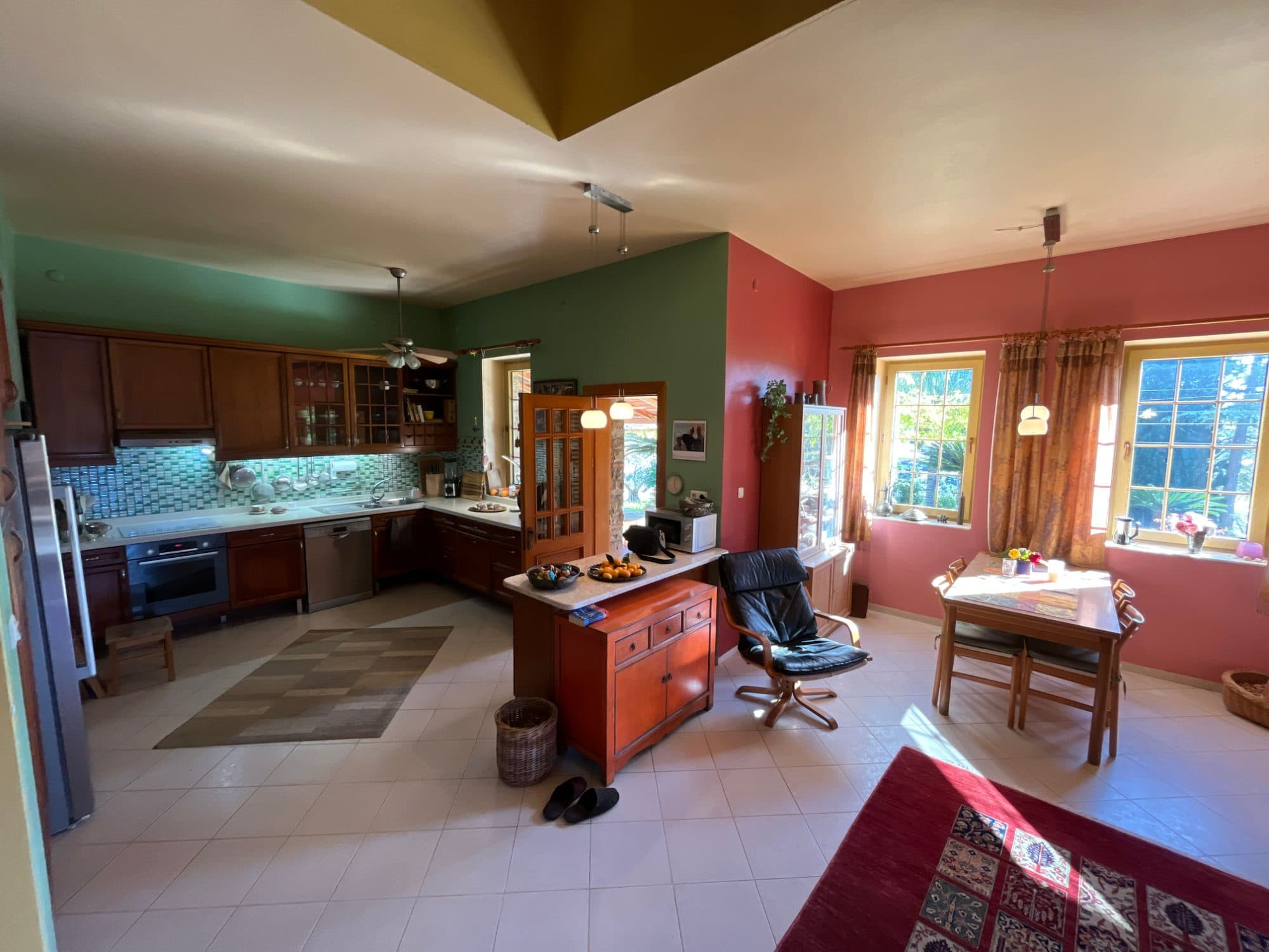 4.240 m² Arazi Üzerinde Özel Bahçeli 225 m² Satılık Taş Ev 34